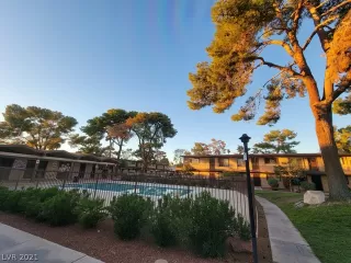 Photo #4: 2342607 Listing