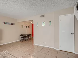 Photo #6: 2342689 Listing