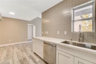 Photo #4: 2343137 Listing