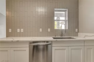 Photo #6: 2343137 Listing