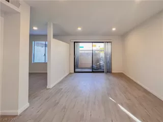 Photo #6: 2343532 Listing