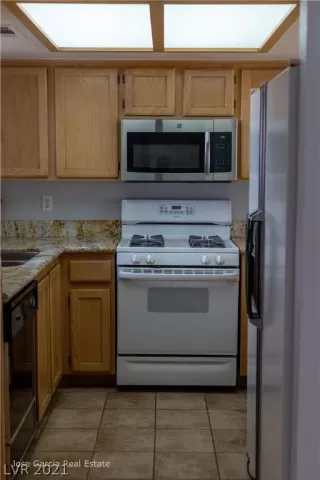 Photo #5: 2343778 Listing