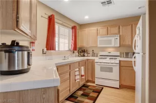 Photo #5: 2343918 Listing