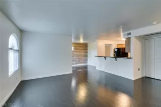 Photo #5: 2344131 Listing