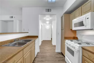 Photo #5: 2345487 Listing