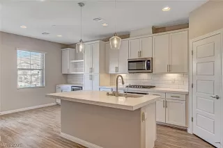 Photo #5: 2346403 Listing 