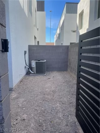 Photo #4: 2346669 Listing