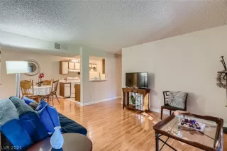 Photo #4: 2346727 Listing