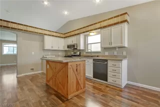 Photo #4: 2346733 Listing