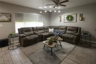 Photo #3: 2346969 Listing