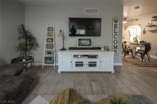 Photo #6: 2346969 Listing