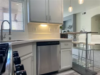 Photo #4: 2347248 Listing