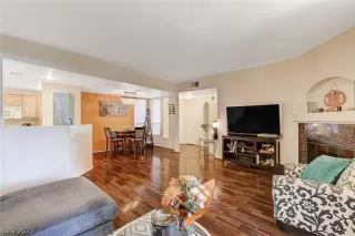 Photo #4: 2347287 Listing