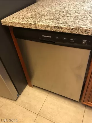 Photo #5: 2347869 Listing