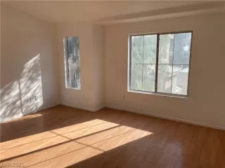 Photo #5: 2347958 Listing