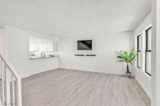 Photo #2: 2348132 Listing 