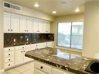 Photo #4: 2348139 Listing