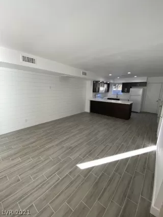 Photo #3: 2348169 Listing