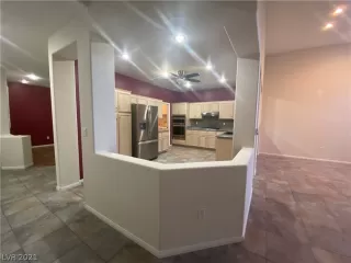 Photo #5: 2348247 Listing 