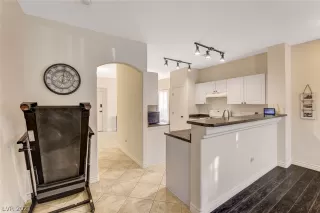 Photo #4: 2348252 Listing