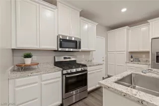 Photo #5: 2348418 Listing 