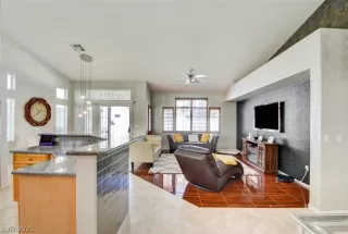 Photo #3: 2348433 Listing