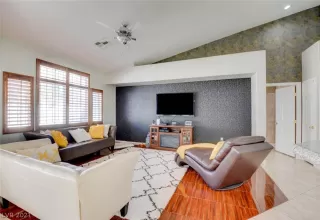 Photo #5: 2348433 Listing