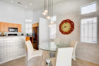 Photo #6: 2348433 Listing