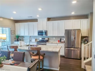 Photo #3: 2348457 Listing