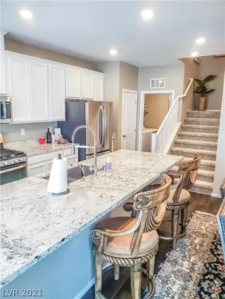 Photo #6: 2348457 Listing