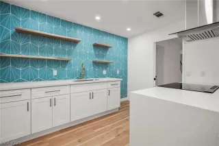 Photo #4: 2348807 Listing