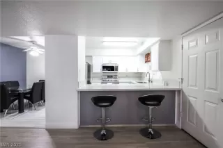 Photo #5: 2348852 Listing