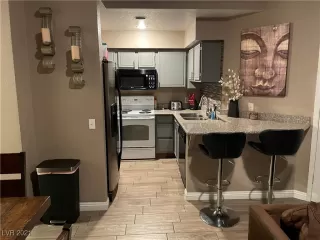 Photo #3: 2348861 Listing 