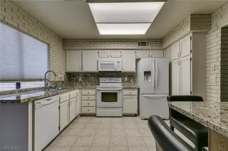 Photo #5: 2348880 Listing