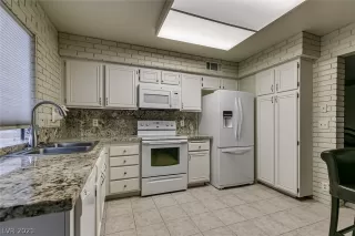 Photo #6: 2348880 Listing