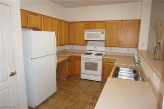 Photo #5: 2348913 Listing 