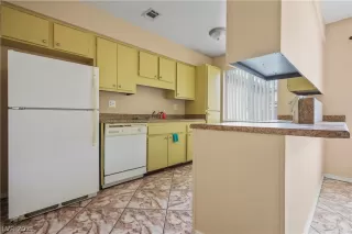 Photo #4: 2348925 Listing