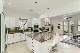 Photo #5: 2349383 Listing