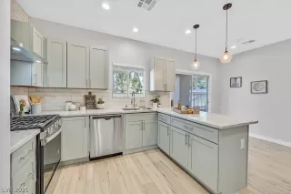 Photo #5: 2349453 Listing 