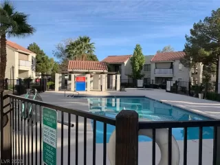 Photo #5: 2349885 Listing