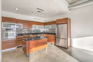 Photo #4: 2349913 Listing