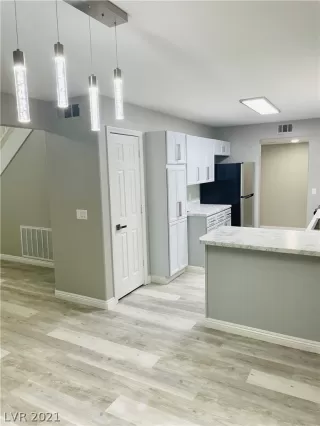 Photo #1: 2349919 Listing 