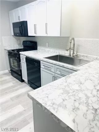 Photo #3: 2349919 Listing 