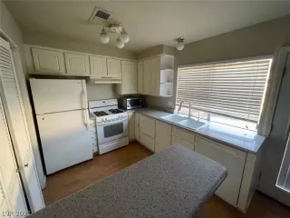 Photo #5: 2349985 Listing