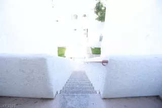 Photo #3: 2350117 Listing