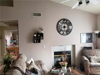 Photo #2: 2350437 Listing