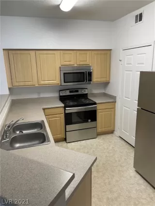 Photo #2: 2350696 Listing