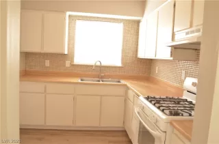 Photo #3: 2351003 Listing