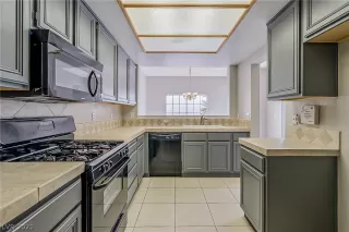 Photo #3: 2351221 Listing