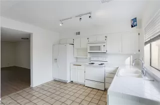 Photo #6: 2351374 Listing